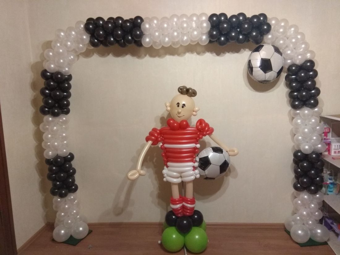 Футболист с воротами из шаров