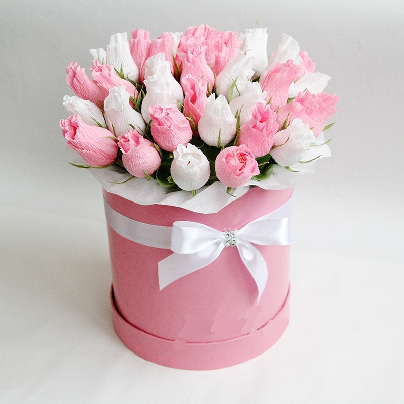 Букет роз с конфетами в шляпной коробке (31-35 роз)