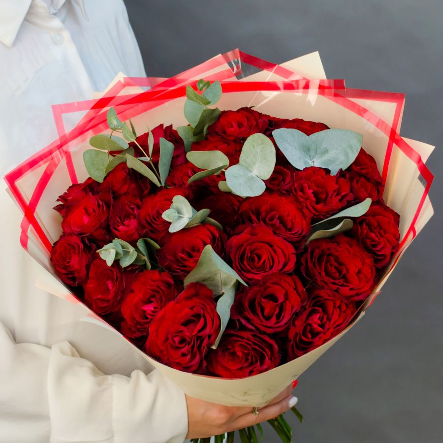 Монобукет из 35 красных роз с эвкалиптом "Яркое начало"