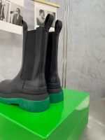 Кожаные женские ботинки Bottega Veneta черные с зеленой подошвой