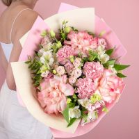 Авторский букет с кустовыми розами в розовых тонах