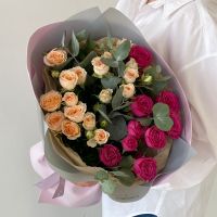 Розовые пионовидные и кремовые кустовые розы