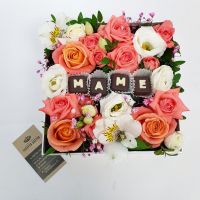 Коробка с розами и буквами МАМЕ