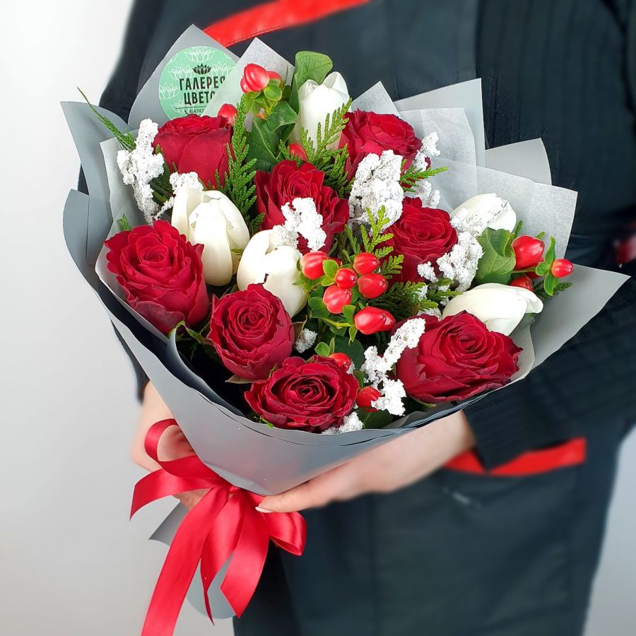 Контрастный зимний букет с розами и тюльпанами