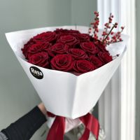 Букет красных эквадорских роз в оформлении с ягодами илекс