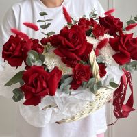 Красные wow-розы в корзине