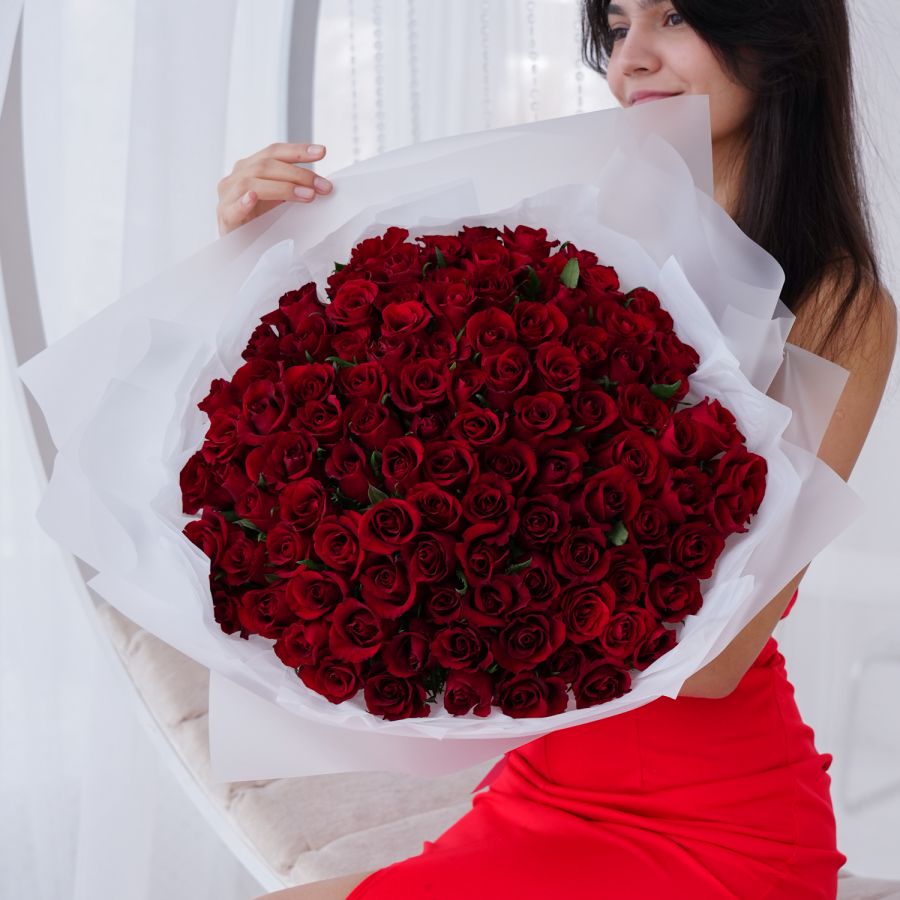 Красные розы 40 см в стильной упаковке