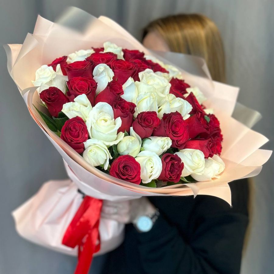 Букет из 51 красно-белой розы 40 см