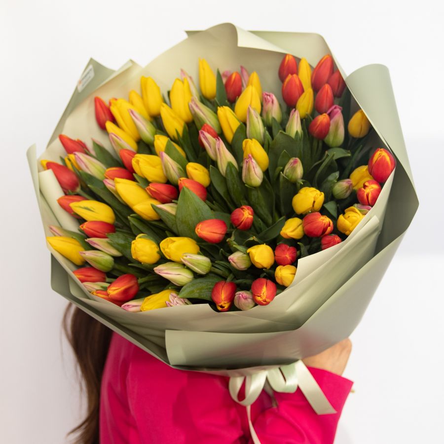 Букет из разноцветных тюльпанов