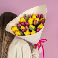 Желто-розовый микс из тюльпанов
