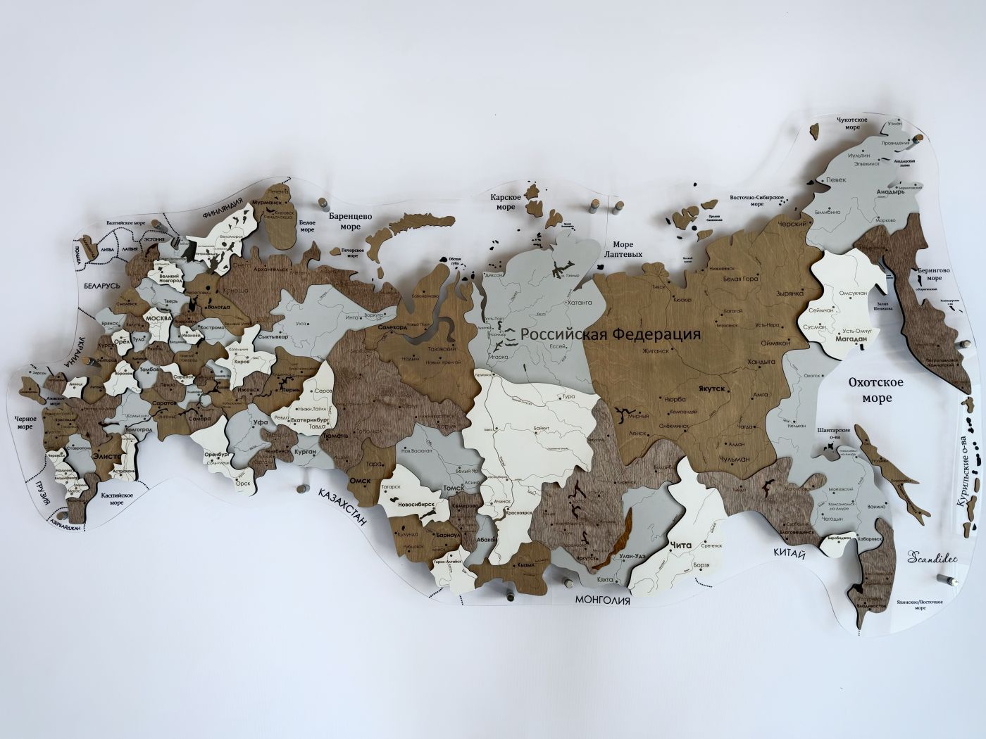 Цвет "Новосибирск", Многоуровневая карта РОССИИ из дерева, на подложке из орг.стекла, на русском языке, с полной гравировкой, с черной гравировкой на орг.стекле