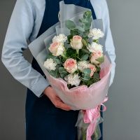 Букет с розовыми розами  и белыми диантусами