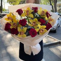 Сборный букет с красными розами и орхидеями