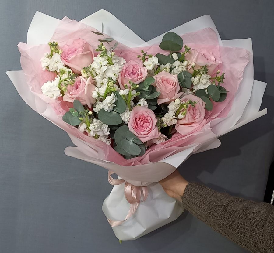 Нежный ароматный букет с пионовидными розами и маттиолой