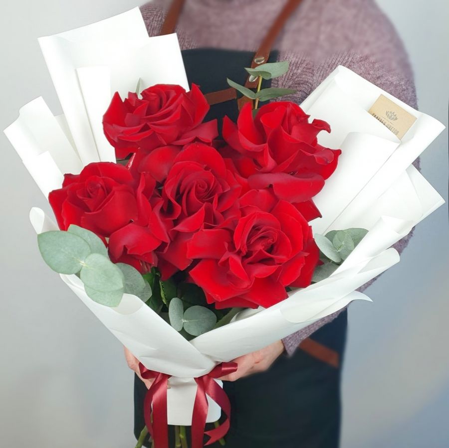 5 красных французких роз с эвкалиптом