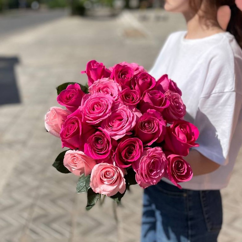 Акция!  Розы микс (от 25 шт) нежно розового, ярко розового и малинового цвета
