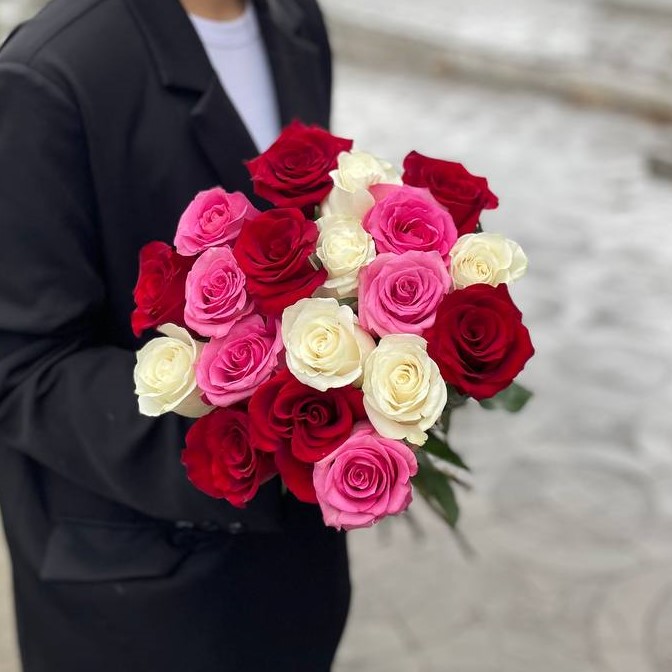 Розы микс красные, быле и розовые (от 11 шт)