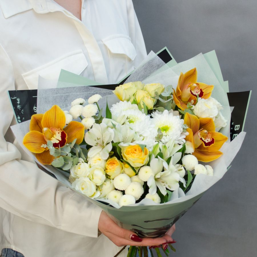 Букет с кустовыми розами и орхидеями "Теплое настроение"